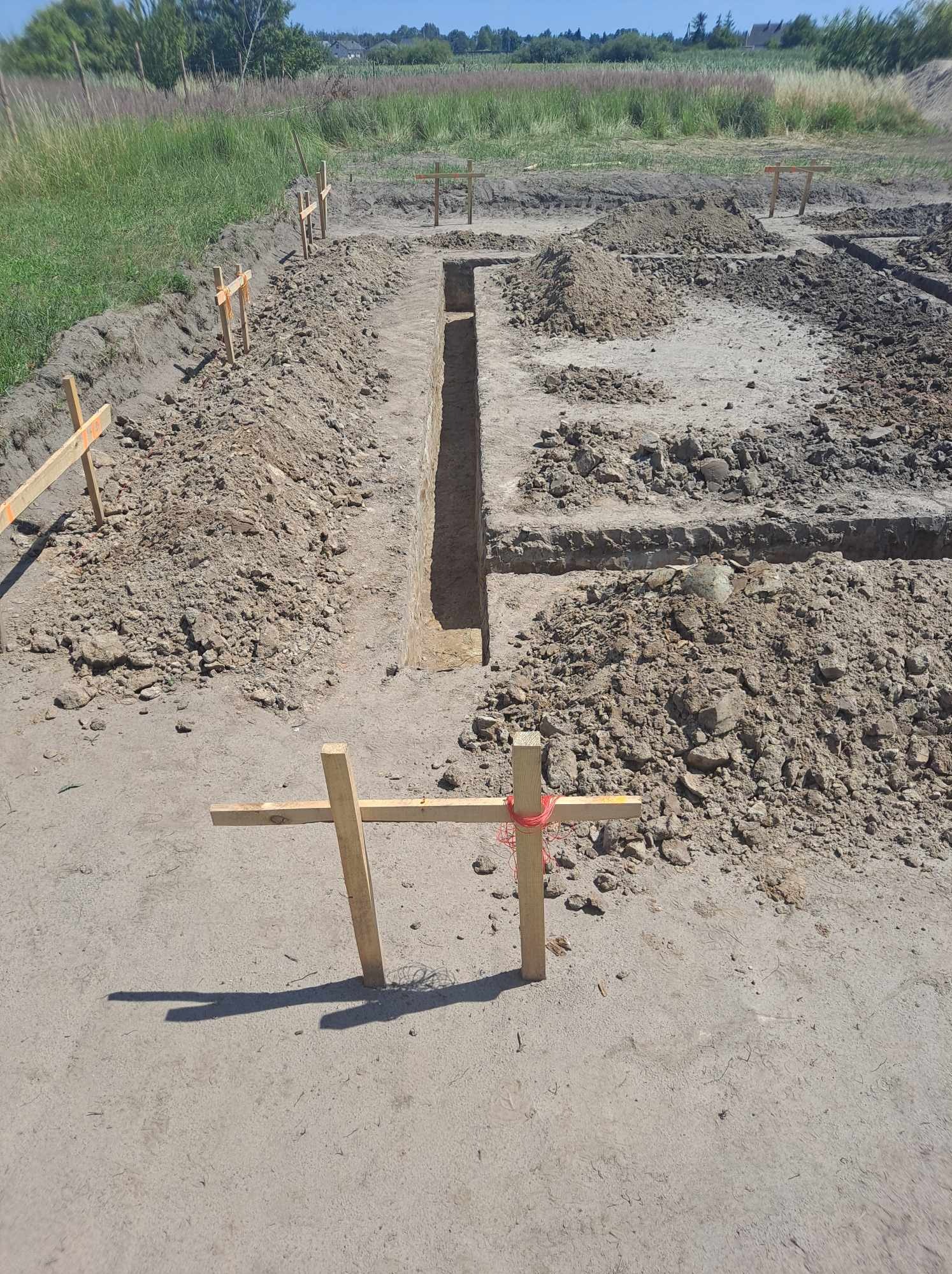 budowa domu jednorodzinnego z dachem kopertowym