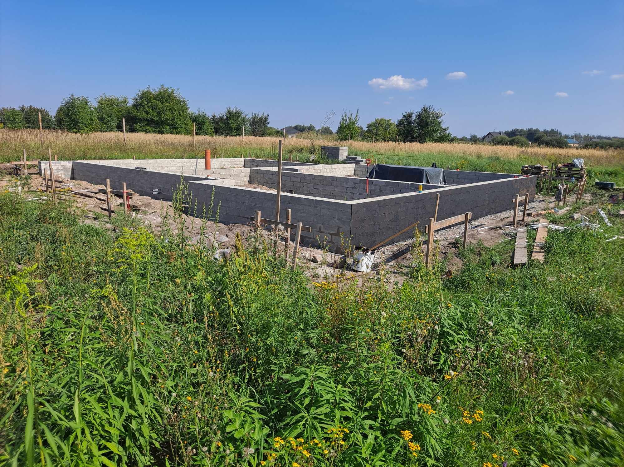 Fundamenty domu jednorodzinnego w Gorzowie Wielkopolskim w trakcie budowy, widoczne bloczki betonowe, izolacja przeciwwilgociowa i zbrojenie.