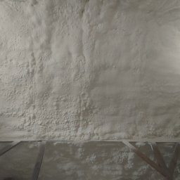 CLEAN-PUR Paweł Mateusiak - Poddasze w Borkach po ociepleniu pianką PUR, widoczne drewniane elementy konstrukcyjne i nierównomierna struktura pianki.