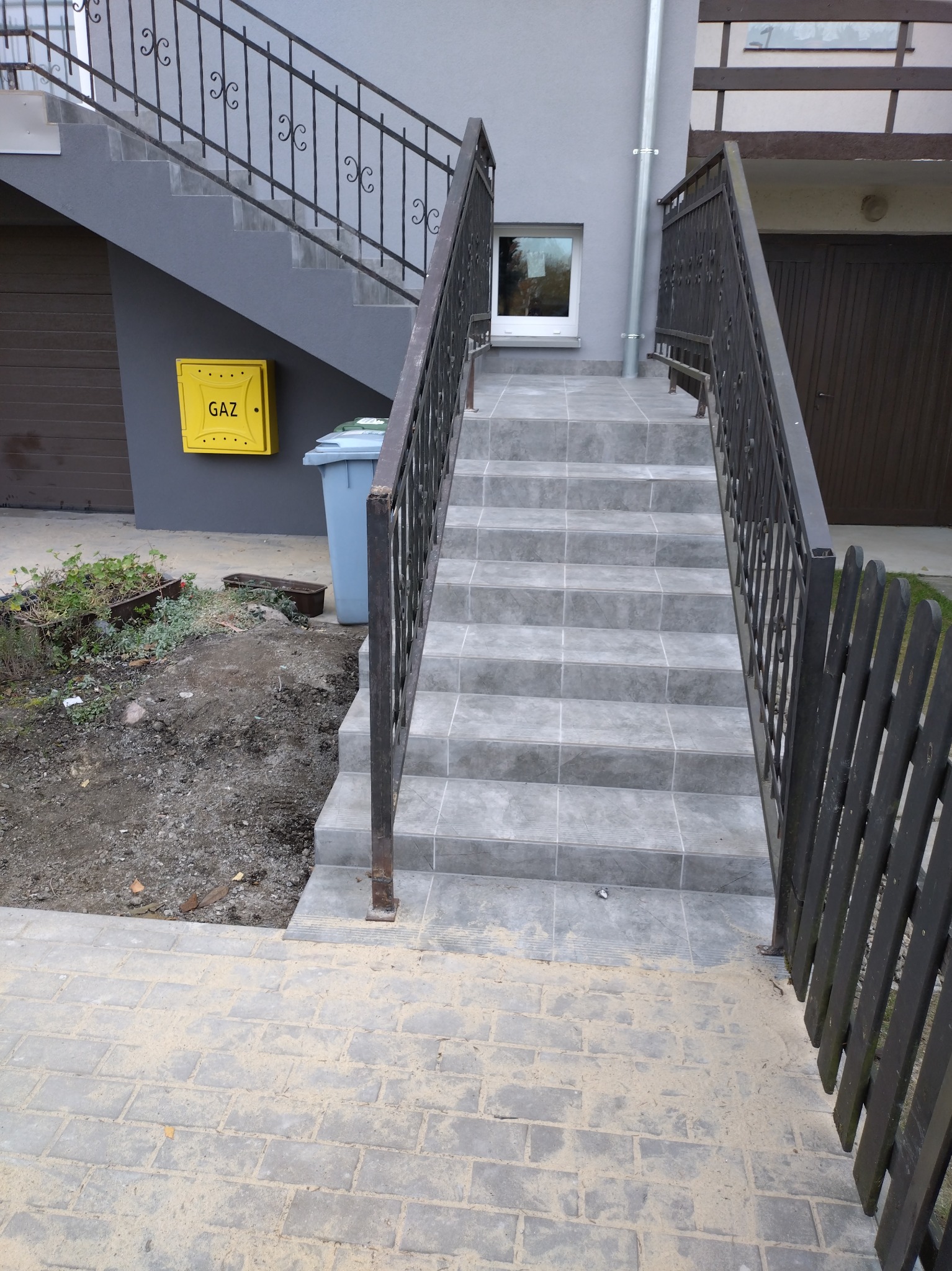 Tym razem, elewacja, schody i podjazd