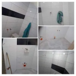 Mozaika zdjęć przedstawiająca wnętrze łazienki w trakcie wykańczania, z białymi i czarnymi płytkami na ścianach, widoczne instalacje wodne i kanalizacyjne, oraz narzędzie oparte o ścianę.