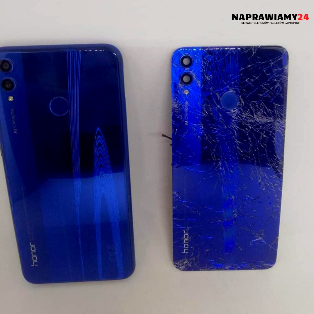 Dwa telefony Honor z niebieskim gradientem na obudowie, jeden w stanie nienaruszonym, drugi z pękniętą tylną szybką, leżące na białym tle.