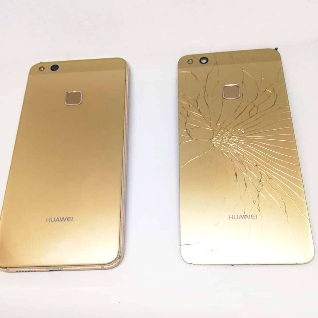 Dwa smartfony Huawei w złotym kolorze, jeden z nienaruszonym tyłem, drugi z pękniętą szybą tylną, widoczne na białym tle.