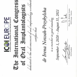 Certyfikat członkostwa dr Ireny Nowak-Przybylskiej w The International Congress of Oral Implantologists, ważny od 1 września 2020 do 31 sierpnia 2021, z podpisami DR. SENICHI SUZUKI i PROF. DR.