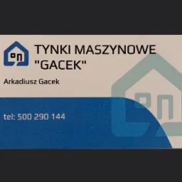 Wizytówka firmy Arkadiusz Gacek oferującej usługi tynków maszynowych z logo w kształcie domu i numerem telefonu.