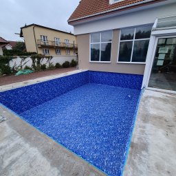 Wymiana foli basenowej w basenie zewnętrznym wraz z nową instalacją basenową.