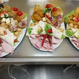 Kamil Bilski - Trzy talerze z różnorodnymi przekąskami: mini tortille, burgery z pomidorkami, wędliny, sery i sałatki. Idealne na catering firmowy lub przyjęcie okolicznościowe.