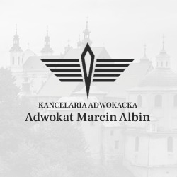 Logo Kancelarii Adwokackiej Adwokat Marcin Albin na rozmytym tle miejskim z kościołem. Centralnie umieszczony stylizowany symbol graficzny nad napisem.