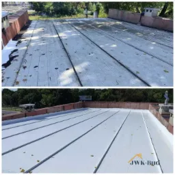 Porównanie stanu dachu przed i po odnowieniu: górna część ukazuje zabrudzoną, szarą powierzchnię z liśćmi, dolna część prezentuje dach po malowaniu na biało, z widocznym logo firmy w prawym dolnym...