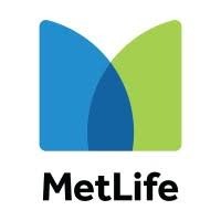 Logo firmy MetLife przedstawiające stylizowaną literę 'M' składającą się z dwóch nakładających się elementów w kolorach niebieskim i zielonym, umieszczone nad nazwą firmy zapisaną pogrubioną czcionką.