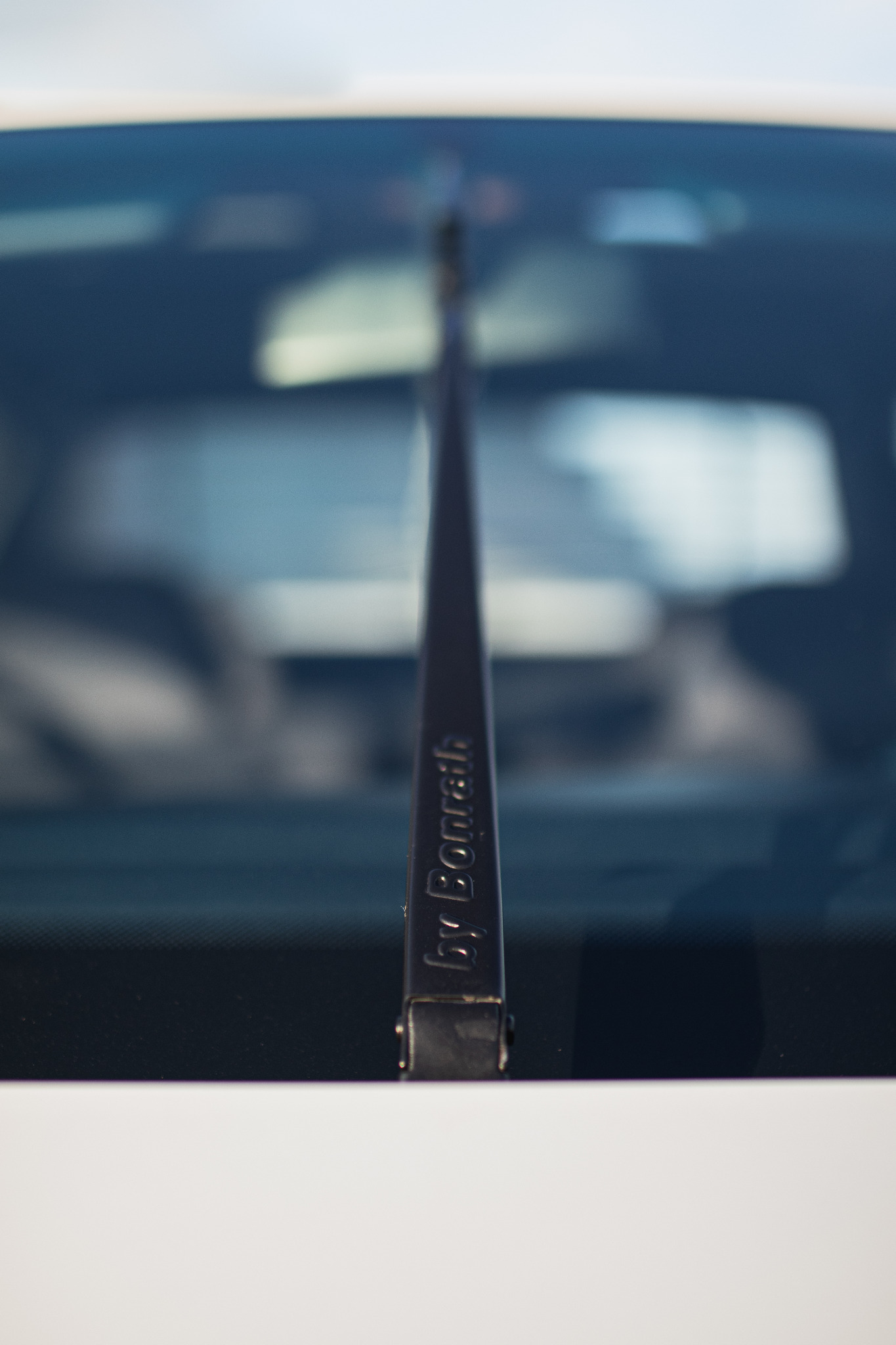 Pióro wycieraczki samochodowej marki Bonrath na tle szyby i deski rozdzielczej.