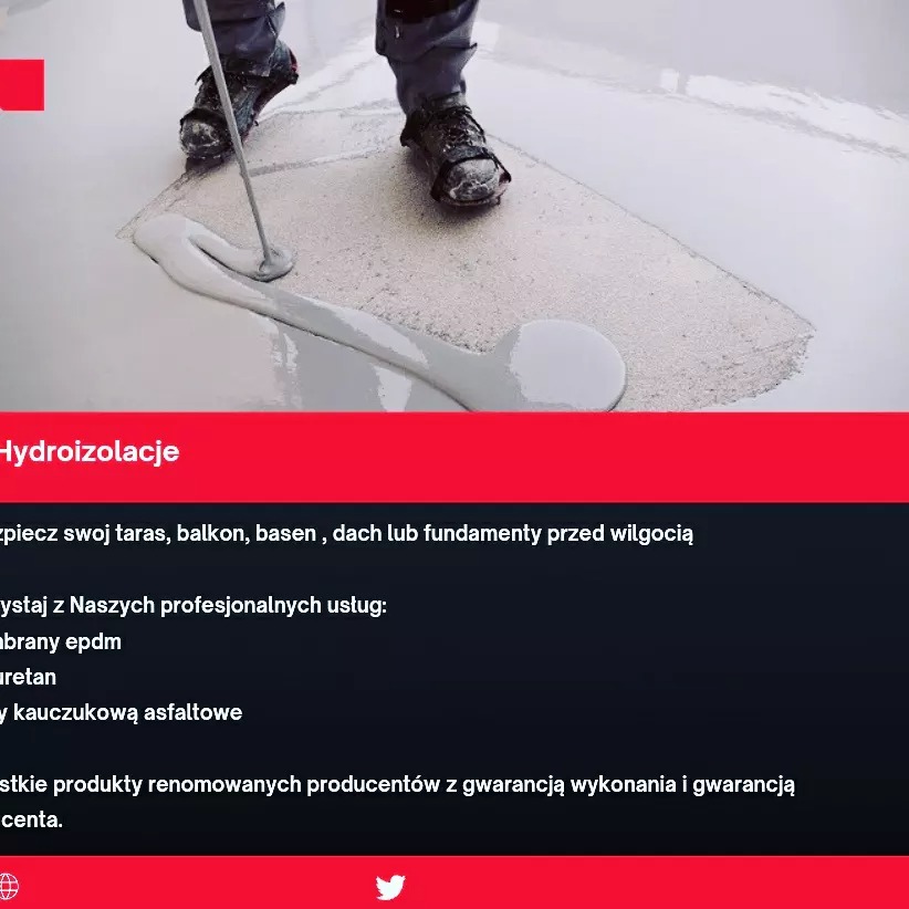 Aplikacja szarej, samopoziomującej masy na podłogę przez pracownika w roboczych butach, przy użyciu metalowej rakli.