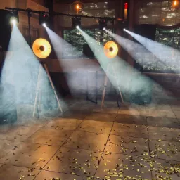 Scena z oświetleniem eventowym, w tle okno, na podłodze rozsypane złote konfetti.