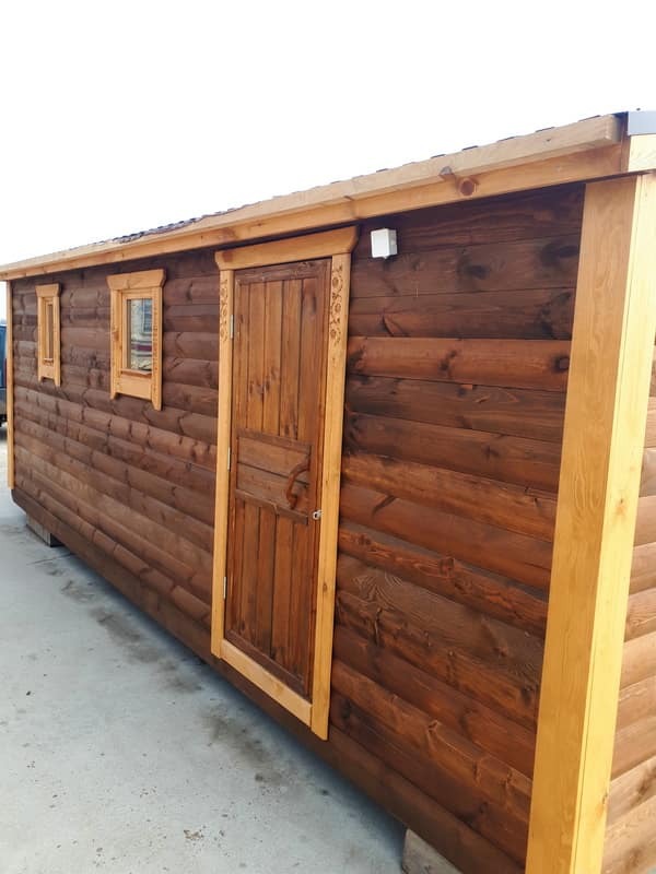 Gotowa, drewniana konstrukcja sauny z oknami i drzwiami, zlokalizowana w Nowej Iwicznej, z widocznymi detalami wykończeniowymi.