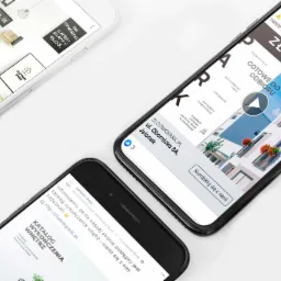 Trzy smartfony wyświetlają reklamy osiedla Złotniki Park, w tym post z Facebooka z katalogiem wykończenia wnętrz.
