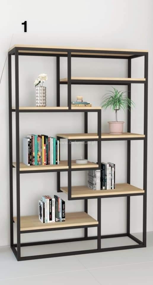 Regał w stylu loft z czarną metalową ramą i jasnymi drewnianymi półkami, na których znajdują się książki, roślina doniczkowa i dekoracje.