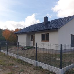 Realizacja ocieplenia budynku styropianem wraz z tynkowaniem w m. Władysławowo oraz realizacją ogrodzenia panelowego. 