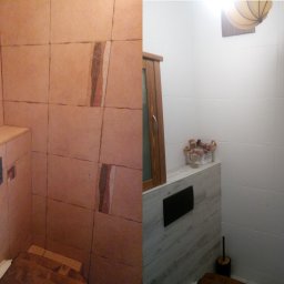 Poziom - Dwie ściany łazienki: jedna z beżowych płytek z dekoracyjnymi paskami, druga z białych płytek z drewnopodobną okładziną i czarnym przyciskiem spłuczki.