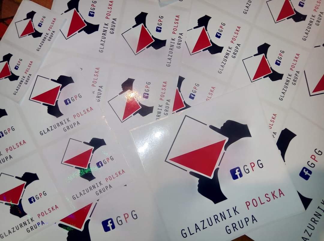 Naklejki z logo firmy Glazurnik Polska Grupa z Głogowa, prezentujące grafikę z rękami układającymi płytkę w barwach narodowych oraz ikoną Facebooka.