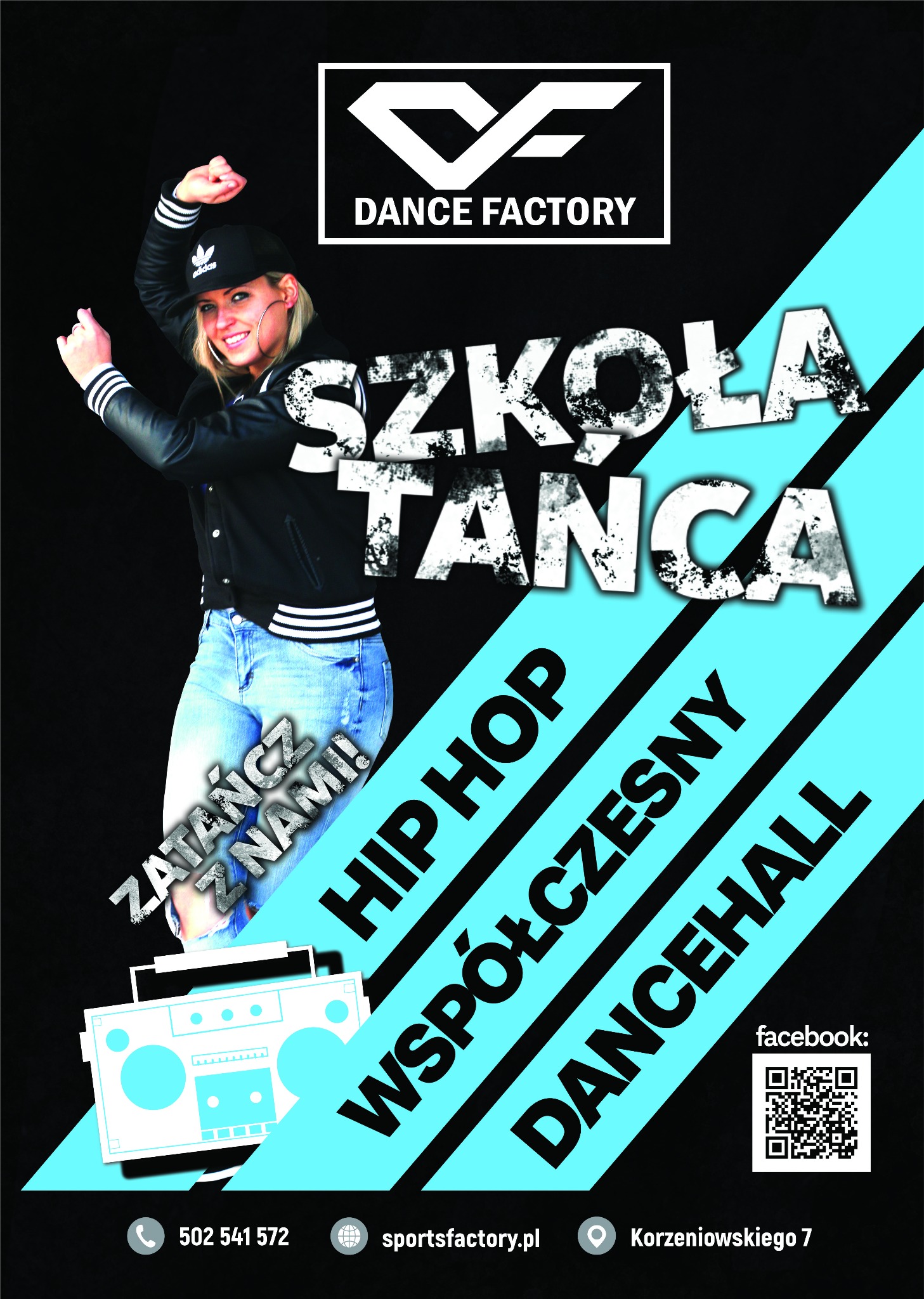 Plakat reklamowy z uśmiechniętą tancerką w czapce i sportowej kurtce, promujący zajęcia hip hop, współczesny i dancehall. W tle logo Dance Factory i hasło 'Zatańcz z nami!'.