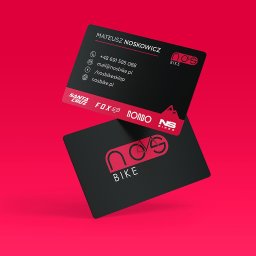 DESIGN M8 - Dwie czarne wizytówki z czerwonym logo 'NOS BIKE' na jaskrawym, różowym tle. Górna wizytówka zawiera dane kontaktowe, dolna logo z rowerem. Minimalistyczny design.