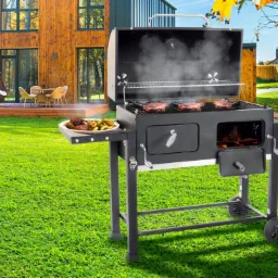 Ogród z nowoczesnym domem i grillem węglowym z otwartą pokrywą, na ruszcie cztery steki, na bocznej półce talerz z grillowanymi ziemniakami i mięsem, widoczny dym i ogień.