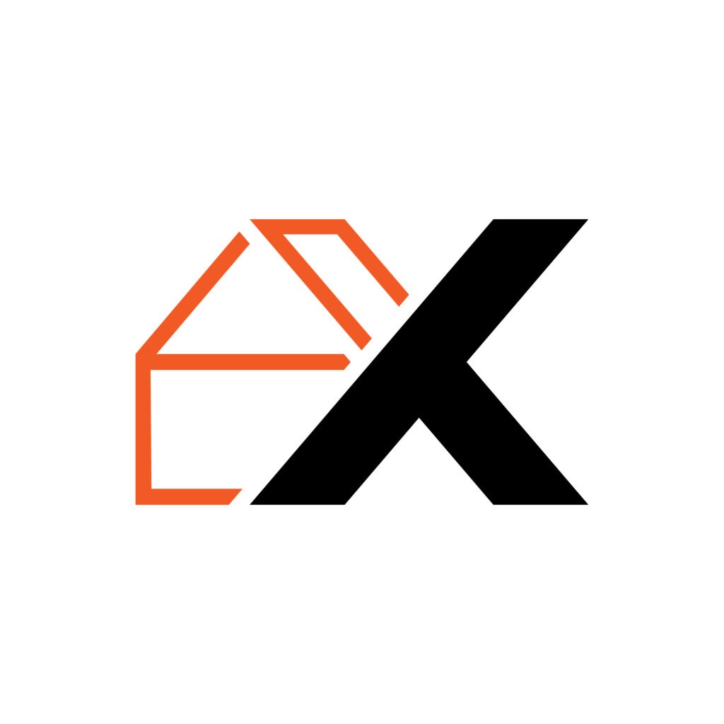 Graficzne logo: pomarańczowy obrys domu połączony z czarną literą X na białym tle.