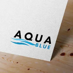 Logo Aqua Blue na teksturowanym białym papierze, ułożonym na drewnianym blacie, z czarnym napisem 'AQUA' i błękitnym 'BLUE' oraz stylizowanymi falami.