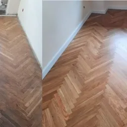 Porównanie: połowa parkietu w jodełkę przed i po renowacji, widoczne różnice w kolorze i połysku drewna.