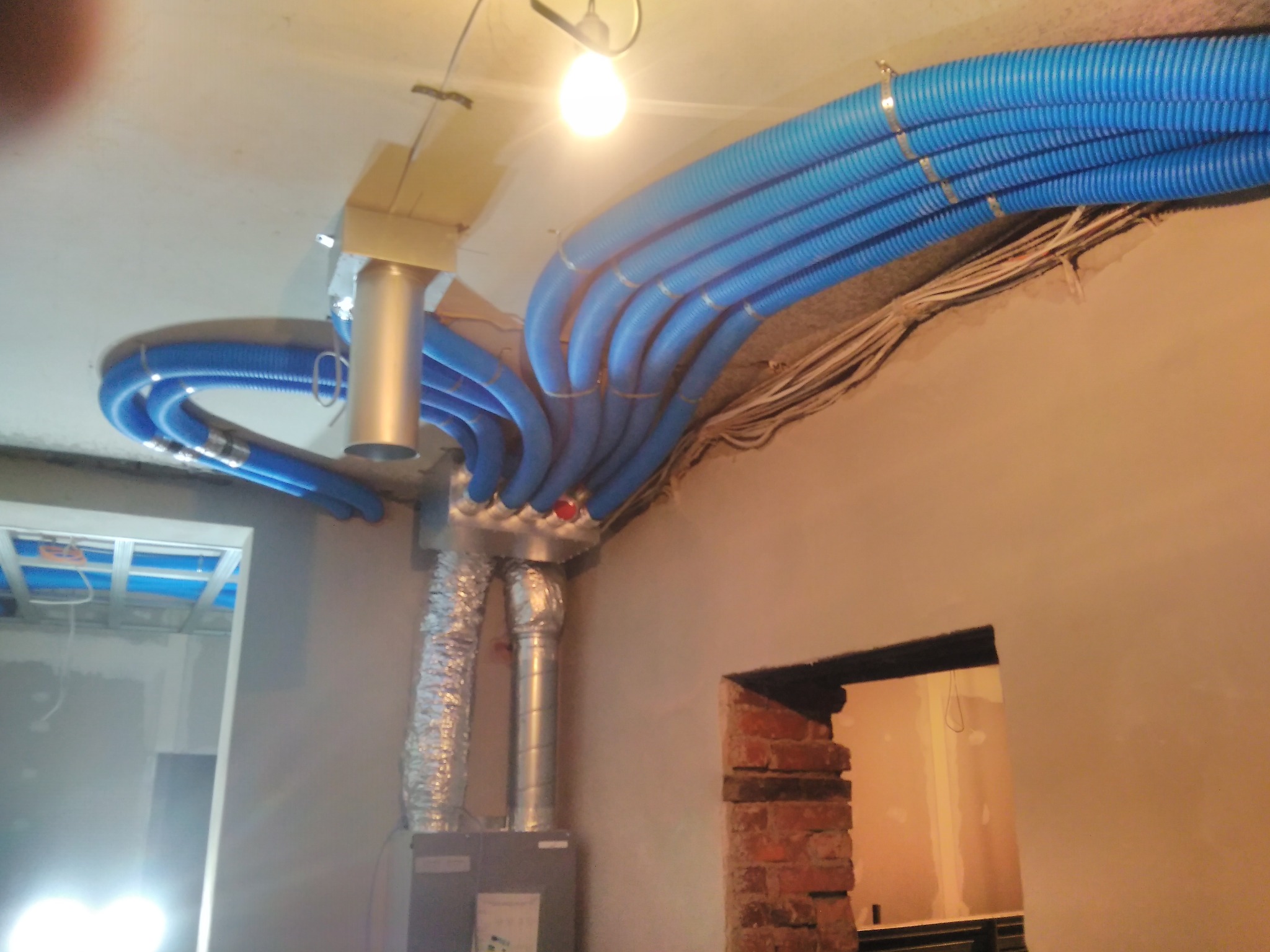 Wentylacja z odzyskiem wykonana w mieszkaniu znajdującym się w XIXw. Kamienicy.