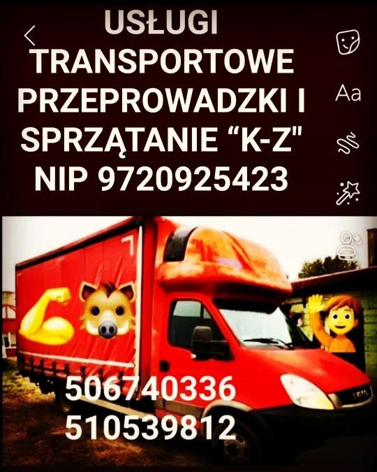 Czerwony samochód dostawczy z numerami telefonów i emoji siłacza oraz dzika na boku, na górze ogłoszenie o usługach transportowych i przeprowadzkowych.