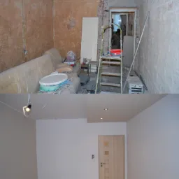 Dwuetapowy widok pokoju: górna część ukazuje pokój w trakcie remontu z odsłoniętą cegłą, gładzią na ścianach, zabezpieczonym meblem folią i drabiną; dolna część prezentuje ten sam pokój po remoncie...