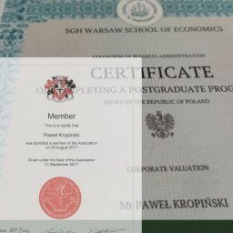 Certyfikat wykwalifikowanego księgowego międzynarodowego organu ACCA oraz certyfikat ukończenia studiów podyplomowych w Szkole Głównej Handlowej. 