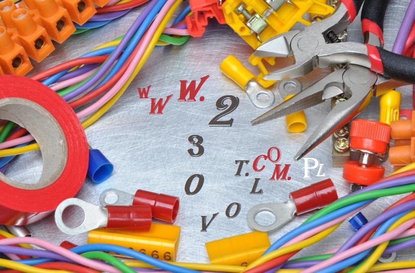 Zestaw różnokolorowych przewodów elektrycznych, złączek, izolacji i narzędzi na metalowej powierzchni, z perspektywy z góry.