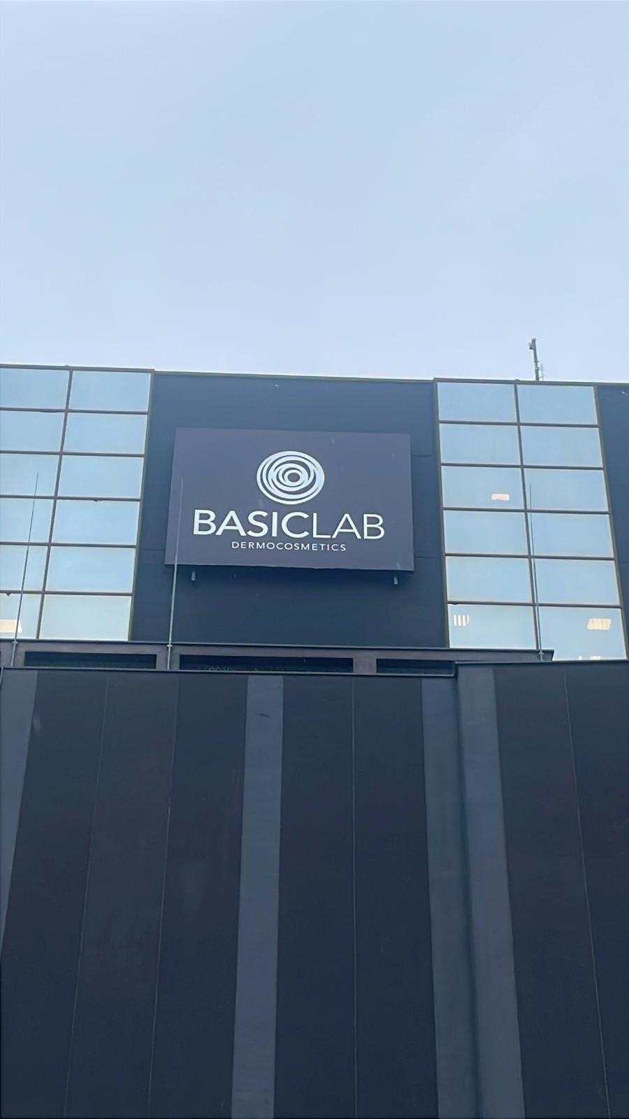 Montaż reklamy z oświetleniem