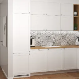 Jasna kuchnia w stylu skandynawskim z białymi szafkami, drewnianym blatem i wzorzystą mozaiką na ścianie, wyposażona w nowoczesny sprzęt AGD, w tym piekarnik i robot kuchenny.