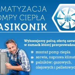 Mężczyzna w niebieskim kombinezonie i kraciastej koszuli, uśmiechnięty, trzymający śrubokręt przed jednostką klimatyzacyjną na tle niebieskiego banera z ofertą montażu pomp ciepła i serwisu...