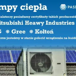 Grafika reklamowa prezentująca pompę ciepła zainstalowaną na dachu obok paneli słonecznych; w tle błękitne tło z logo firmy Pasikonik oraz informacją o certyfikatach producentów Mitsubishi Heavy...