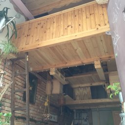 Wykonanie antresoli użytkowych, układanie desek podłogowych. Czyszczenie cegły w starych kamienicach.