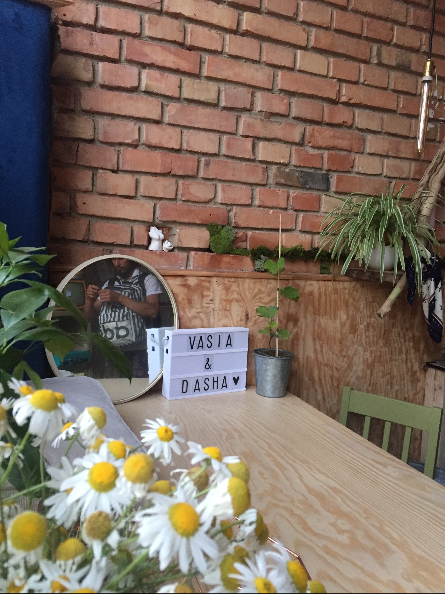 Czyszczenie cegły, wykonanie jednolitych parapetów ze sklejki