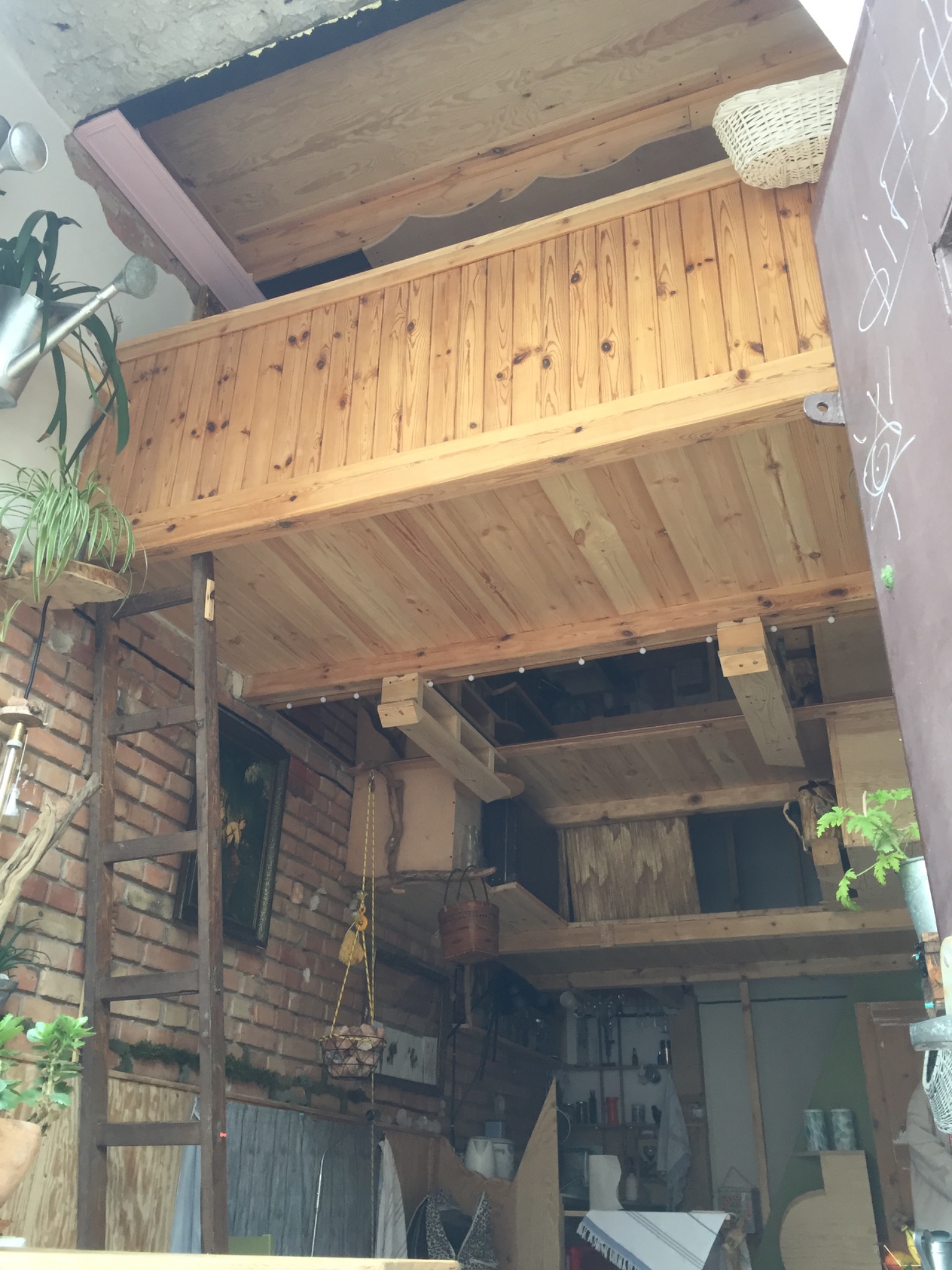 Wykonanie antresoli użytkowych, układanie desek podłogowych. Czyszczenie cegły w starych kamienicach.