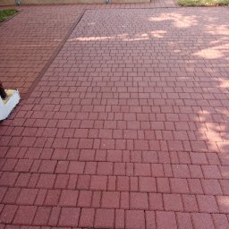 MaR-GaRet firma sprzątająco porządkowa Małgorzata Kasprzykowska - Czerwona kostka brukowa ułożona wokół basenu, widoczne cienie drzew. Regularny wzór kostki, jasne fugi. Ujęcie z góry, podkreślające geometrię i porządek.