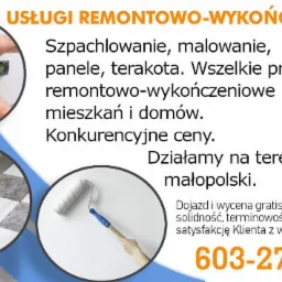 Grafika reklamowa firmy remontowej: poziomica w dłoni, fragment podłogi z płytek oraz wałek do malowania ścian.