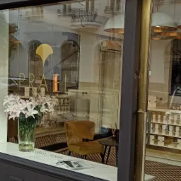 malowanie witryny ul. Mokotowska 52