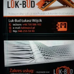 Wizytówka firmy budowlanej Luk-Bud z logo, danymi kontaktowymi i zakresem usług, w tym konstrukcje dachowe i docieplenie poddaszy. Grafika przedstawia model dachu z czerwoną dachówką.