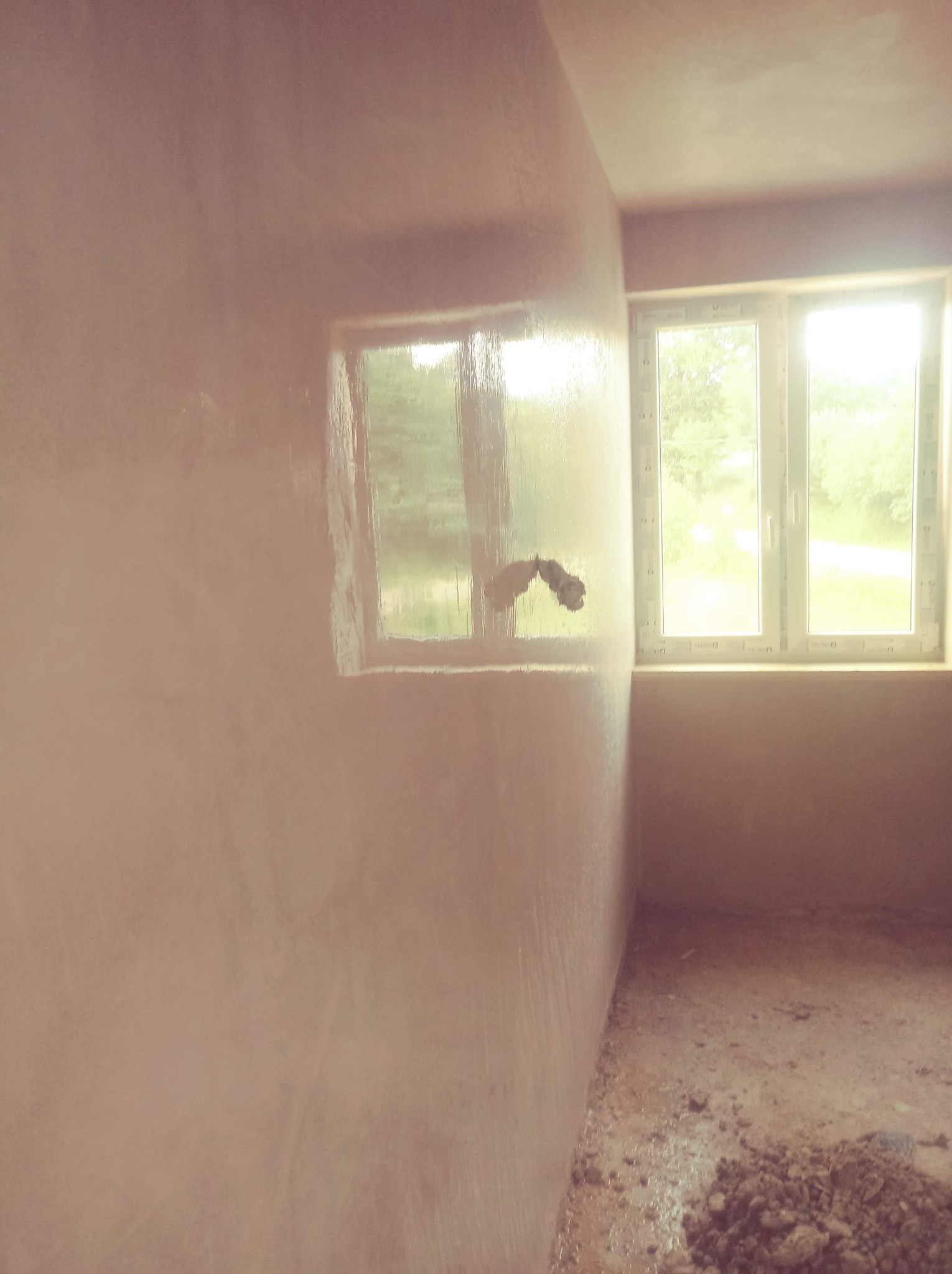 Ściana wygłaskana na efekt lustra .