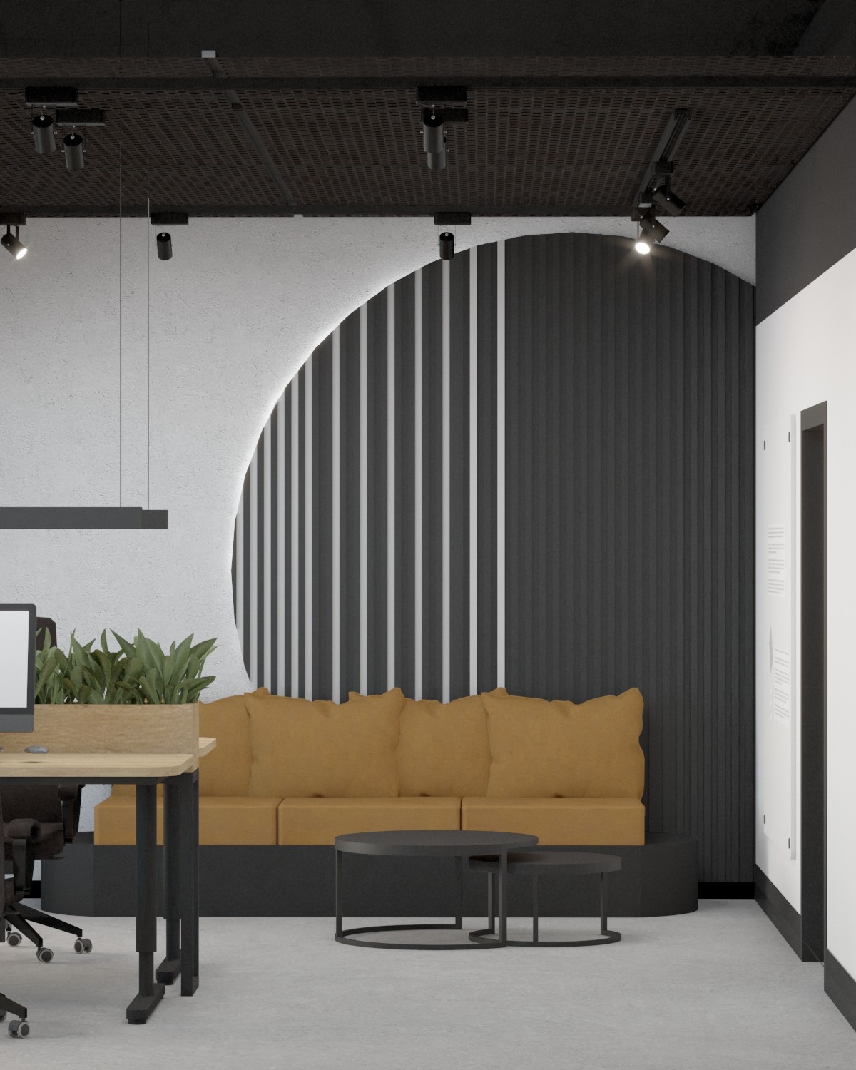 Nowoczesne biuro z sofą w odcieniach musztardy na tle ściany z pionowymi panelami, uzupełnione stolikami kawowymi i biurkami z roślinami doniczkowymi.