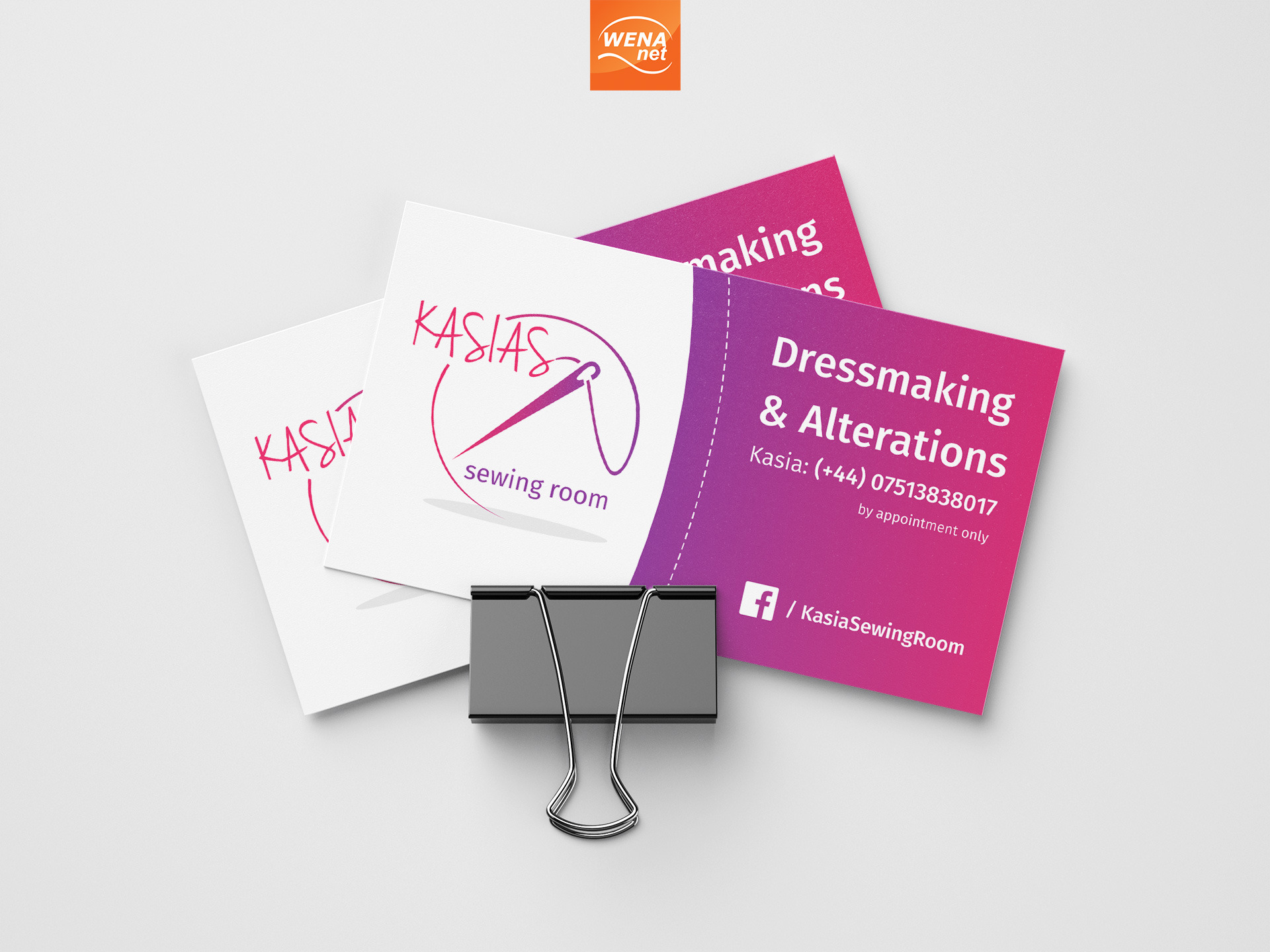 Wizytówki firmy krawieckiej Kasia Sewing Room z logo igły w okręgu, spięte metalowym klipsem na jasnym tle.