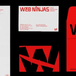 Zestaw identyfikacji wizualnej firmy Web Ninjas: papier firmowy, wizytówka z danymi adresowymi i koperta w kolorze czerwonym z logo.