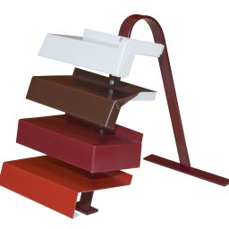 Blach-Met - Ekspozycja próbek różnych kolorów i profili metalowych elementów wykończeniowych, na tle białego tła.